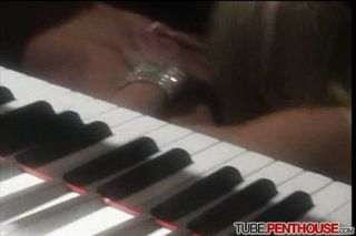 Sexo quente ao lado do piano