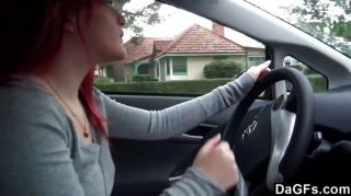 Redhead emo mostrando tit no carro