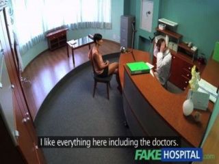 Fakehospital busty ex pornô estrela usa suas incríveis habilidades sexuais