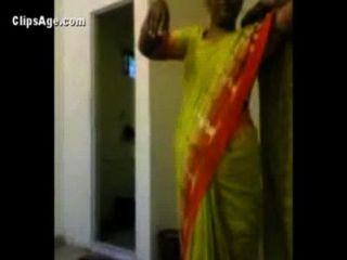 Tia em saree verde expondo sua nudity infront de seu cliente antes de sexo indian videos porno