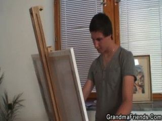 Granny agrada dois jovens pintores