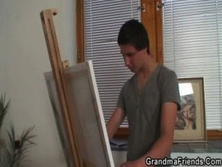 Avó travessa engole dois pintos jovens