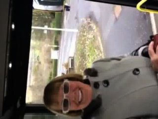 Tentando puxar uma avó dirigindo meu ônibus