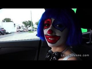 Clown Teen sugando galo enorme no carro