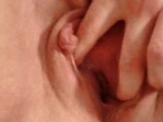 Masturbando enorme clitóris e lábios vagina molhada para orgasmo