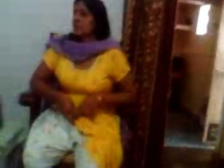 Vídeo de sexo indiano de uma tia indiana mostrando seus seios grandes