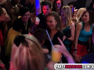 Meninas quentes sugam strippers masculinos na festa
