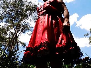 Sissy ray em vestido de cetim vermelho swirling upskirt