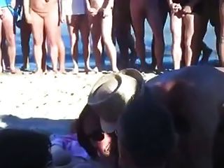 Quatro amigos têm sexo na praia nua na frente da multidão
