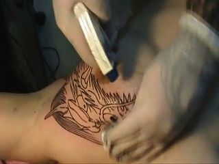 Cabeça tattooing do dragão no tit !!!