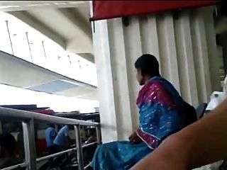 Tamil guy flash galo em busstand para a menina