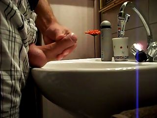 Eu me masturbo no meu banheiro