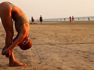 A menina calva do yogi na praia