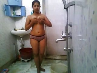 Menina indiana banhando-se nu