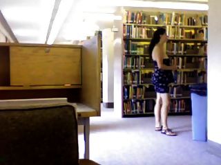 Nerd peludo ficar nu na biblioteca