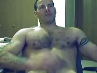 cara quente masturbando na frente da webcam