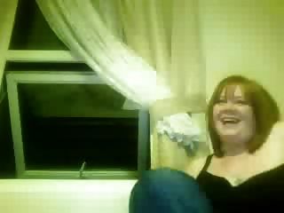 2 gilrs em torno de tits piscando na webcam