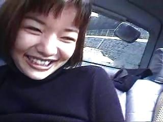 duas meninas japonesas em um carro