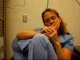 enfermeira suga os dedos do pé no trabalho