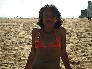A jóia de 18 anos mostra sua buceta e bunda na praia pública não nua!