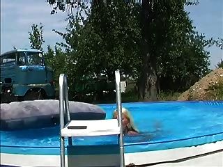 Esguichal loira alemão na piscina