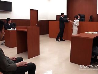 advogado asiático tendo que trabalhar no tribunal