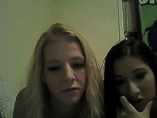 meu amigo e eu tocando na webcam