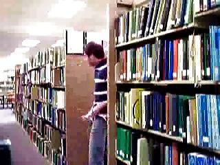 cara acariciando na biblioteca da universidade