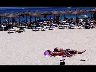 casal de banhos de sol na praia