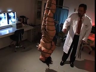 chicoteando uma enfermeira japonesa de cabeça para baixo