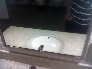 flash de banheiro público