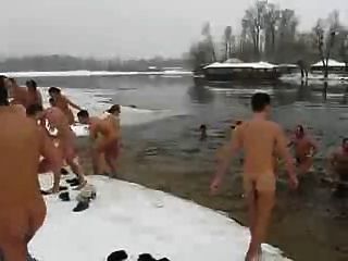 homens de mergulho magros no lago de inverno