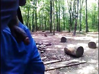 homem negro anda em madeiras com galo