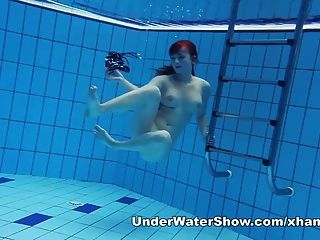 Natação redonda com natação nua na piscina