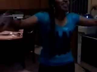 menina tamil dançando e mostrando corpo nu