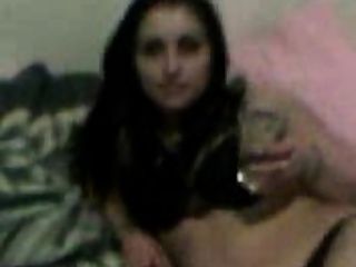 menina árabe bebendo cerveja e mostrando corpo em cueca