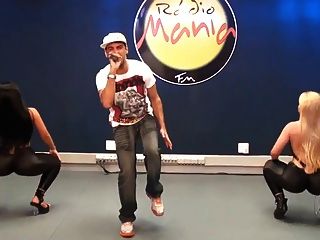 radio mania mc creu movimento da sentada.flv