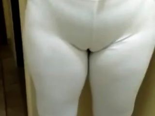 a legging branca marcando corpo, calcinha e celulite