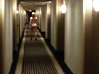A esposa loira se atreve a andar nua no hotel