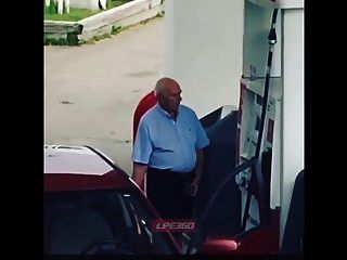 pênis de cara velho na bomba de gasolina