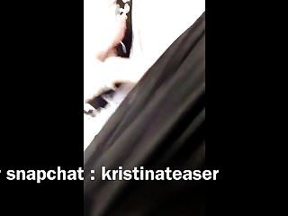 Snapchat gata peituda se masturbando em público