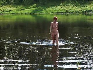 topless nadando no rio volga