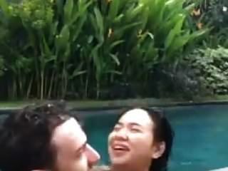 foda indonésio na piscina durante ao vivo